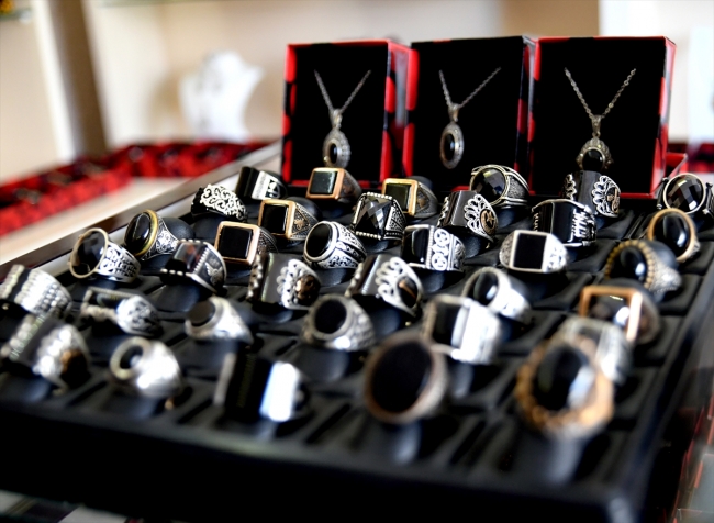 "Siyah inci" ustasının ellerinde şekilleniyor